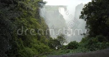 维多利亚瀑布，<strong>世界上最大</strong>的瀑布，从附近的丛林中观赏